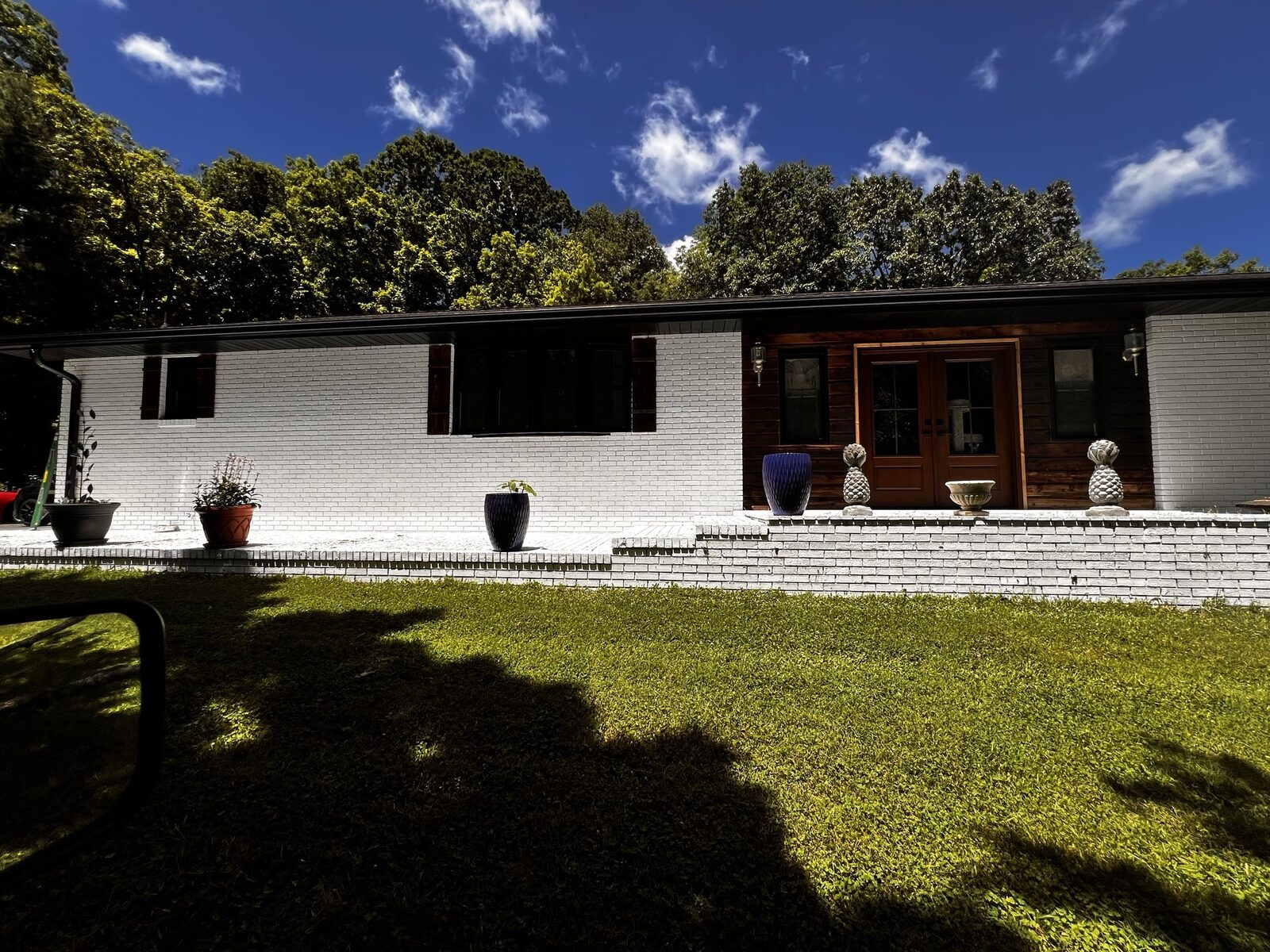 Tri-Cities brick home after painting with Romabio Masonry Flat — finished result