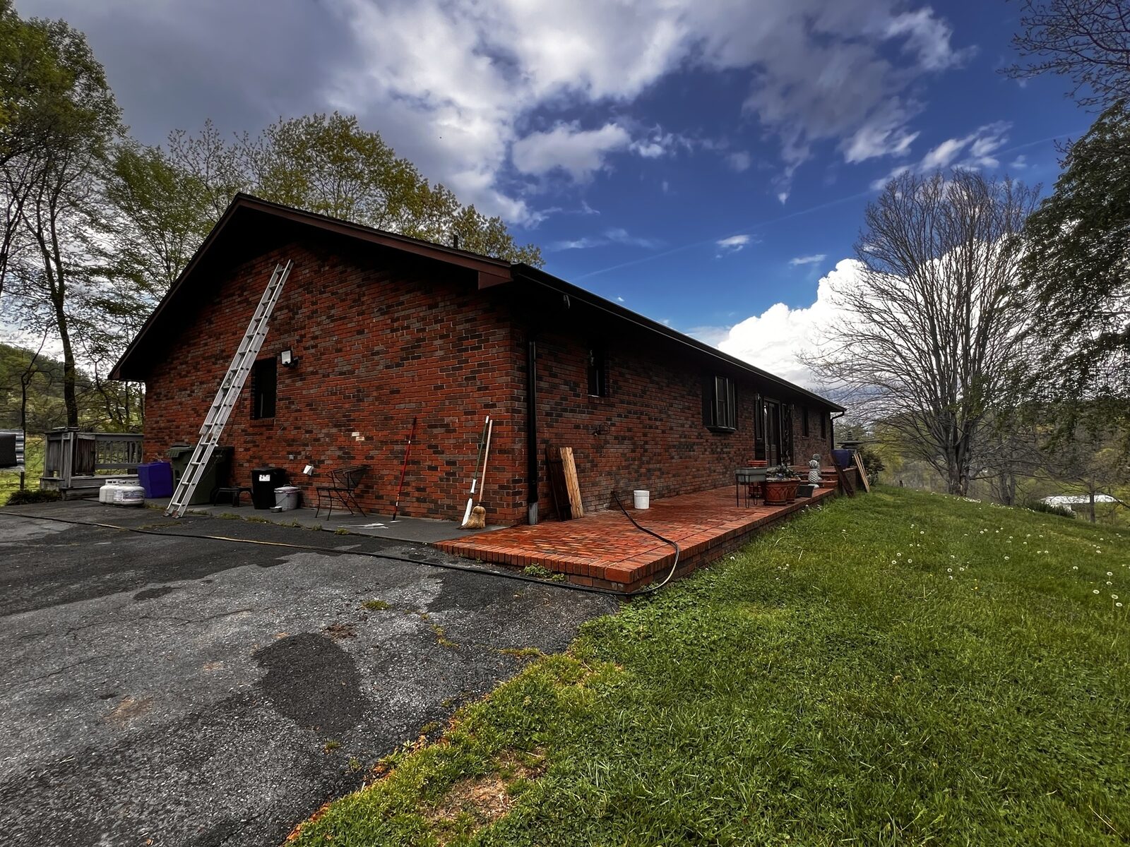 Red brick Tri-Cities home before painting with Romabio Masonry Flat